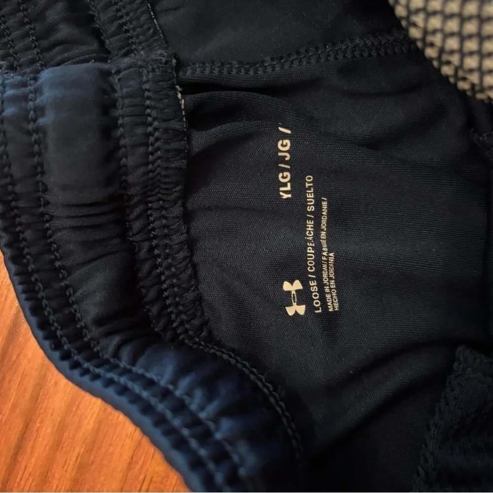 Under Armour Youth Large Black Logo Athletic Shorts